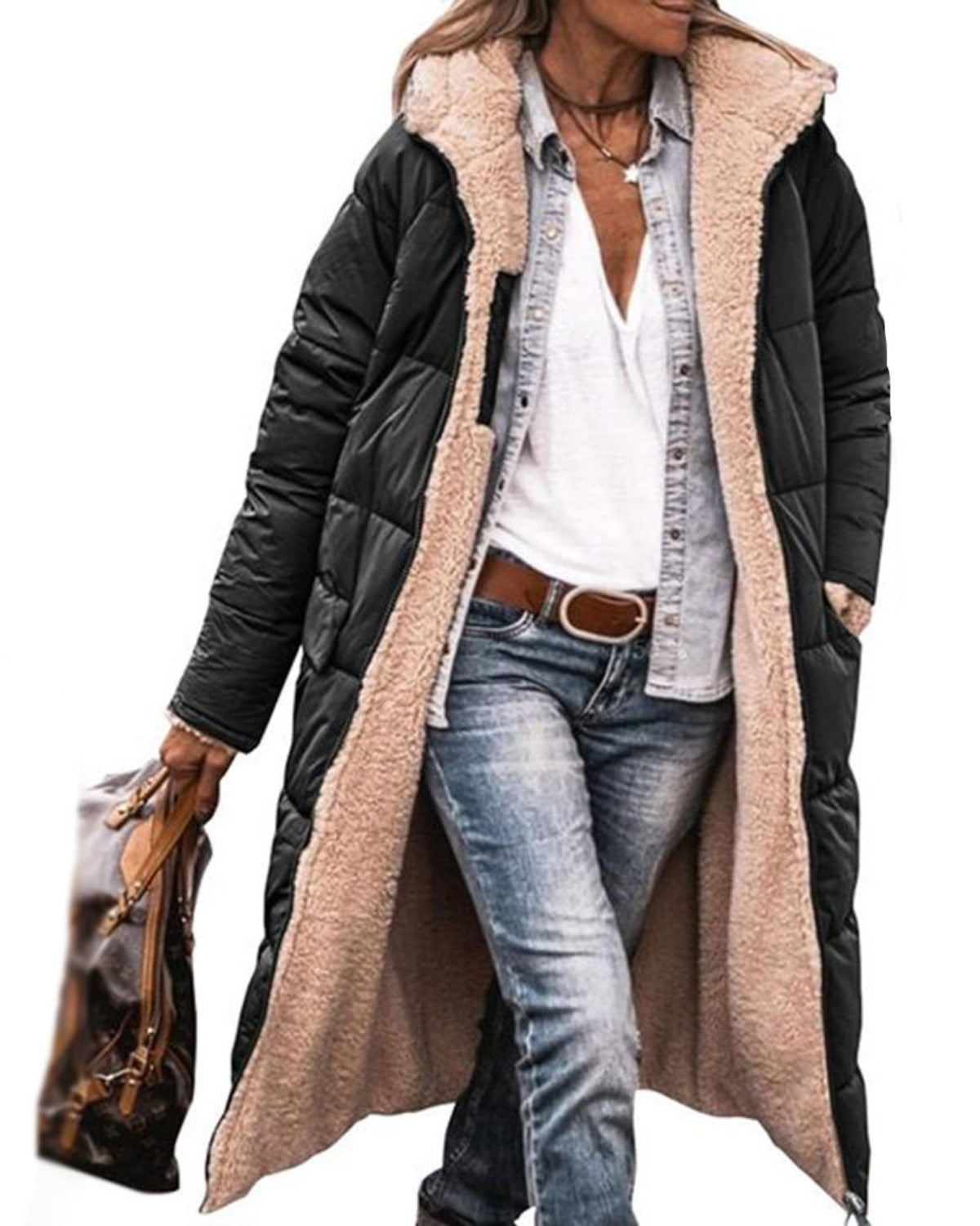 Frau in langem, schwarzem Steppmantel mit beigem Futter, weißem T-Shirt, Jeans und brauner Tasche. Wintermode, Damenbekleidung, lässiger Stil.