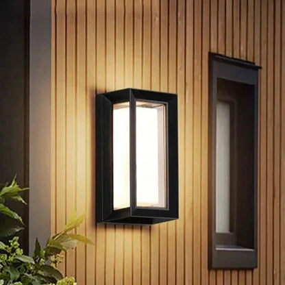 Moderne Außenwandleuchte an Holzfassade, rechteckiges Design, warmweißes Licht, energiesparend, ideal für Garten- und Terrassenbeleuchtung.