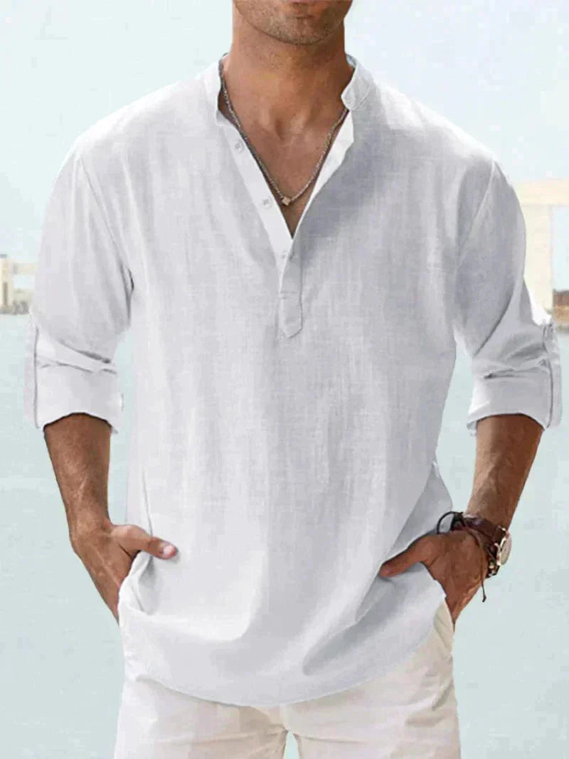 Weiße Herren-Leinenhemd mit Stehkragen, lässig und stilvoll, ideal für Sommermode. Perfekt für Freizeit- und Strandoutfits.