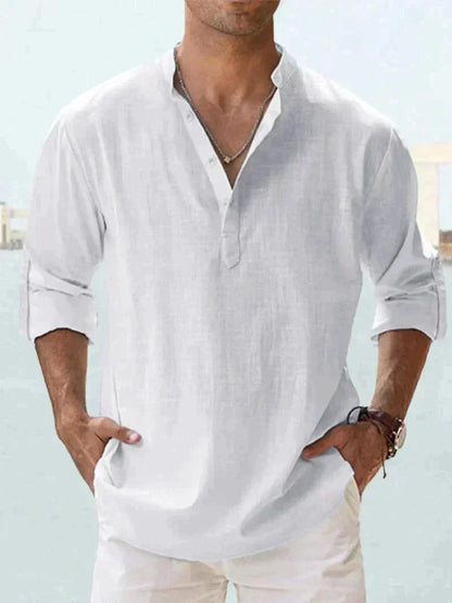 Weiße Herren-Leinenhemd mit Stehkragen, lässig und stilvoll, ideal für Sommermode. Perfekt für Freizeit- und Strandoutfits.