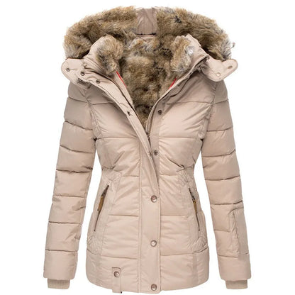 Beige Damen-Winterjacke mit Kunstfellkapuze, gesteppter Daunenoptik, warm gefüttert, ideal für kalte Temperaturen, modisch und funktional.