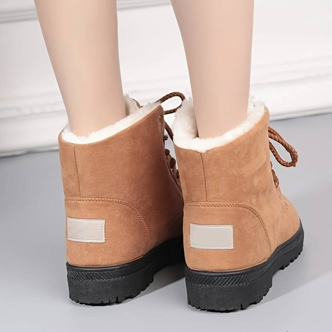 Beige Damen-Winterstiefel mit Kunstfellfutter, rutschfeste schwarze Sohle, Schnürung, ideal für kalte Wetterbedingungen und modische Winteroutfits.