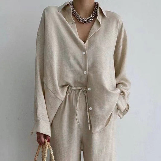 Elegante beige Leinenbluse und Hose, lässiger Look, modisches Outfit, Damenmode, minimalistischer Stil, Kettenhalskette, Trend 2023.