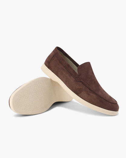 Braune Wildleder-Loafer für Herren mit beiger Sohle, elegantes Design, ideal für Freizeit und Büro, hochwertige Verarbeitung, stilvolle Herrenschuhe.