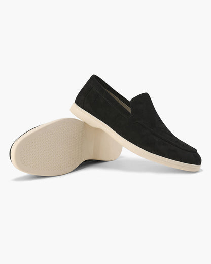 Schwarze Wildleder-Loafer mit weißer Sohle, elegantes Design, Herrenmode, bequeme Freizeitschuhe, rutschfeste Sohle, stilvolle Fußbekleidung.