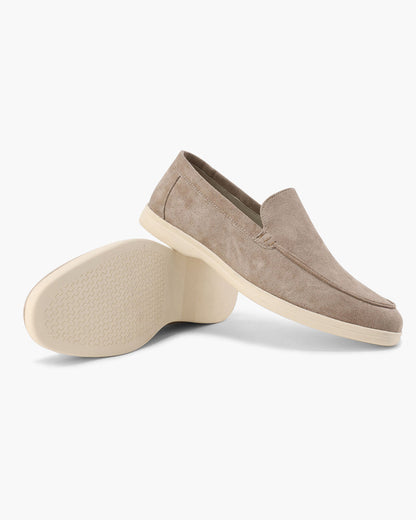 Beige Wildleder-Loafer für Herren mit weißer Gummisohle, elegantes Design, ideal für Freizeit und Büro, komfortable und stilvolle Herrenschuhe.