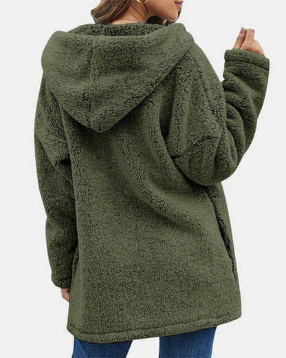 Frau in olivgrünem Teddy-Fleece-Mantel mit Kapuze, Rückansicht. Modischer Wintermantel, kuschelig und warm, ideal für kalte Tage.