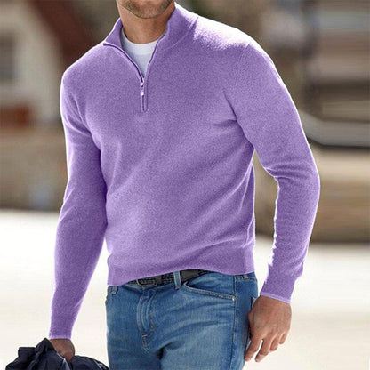 Mann in lila Pullover mit Reißverschluss, lässig gekleidet in blauer Jeans. Mode für Herren, Freizeitlook, stilvoller Strickpullover.