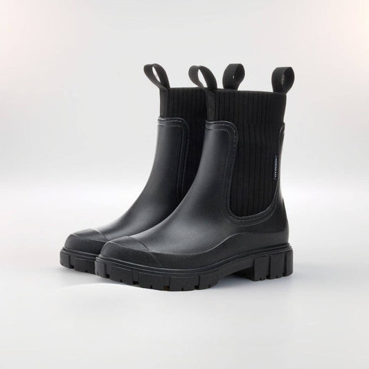 Schwarze Gummistiefel mit dicker Sohle und seitlichen Zuglaschen, modernes Design, ideal für Regenwetter und Outdoor-Aktivitäten.
