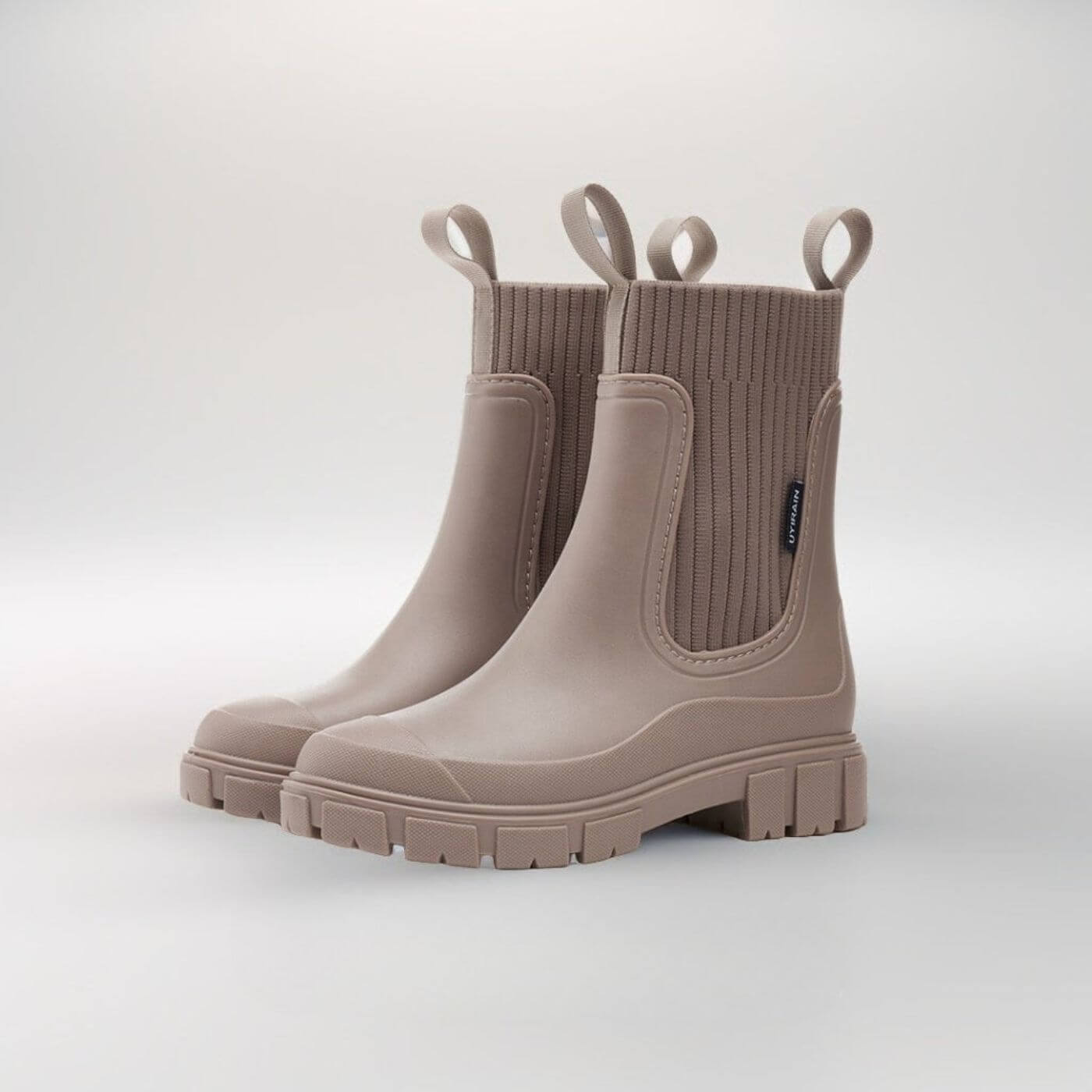 Beige Gummistiefel mit dicker Profilsohle und elastischem Schaft, ideal für Regenwetter. Modische, wasserdichte Stiefel für Damen.