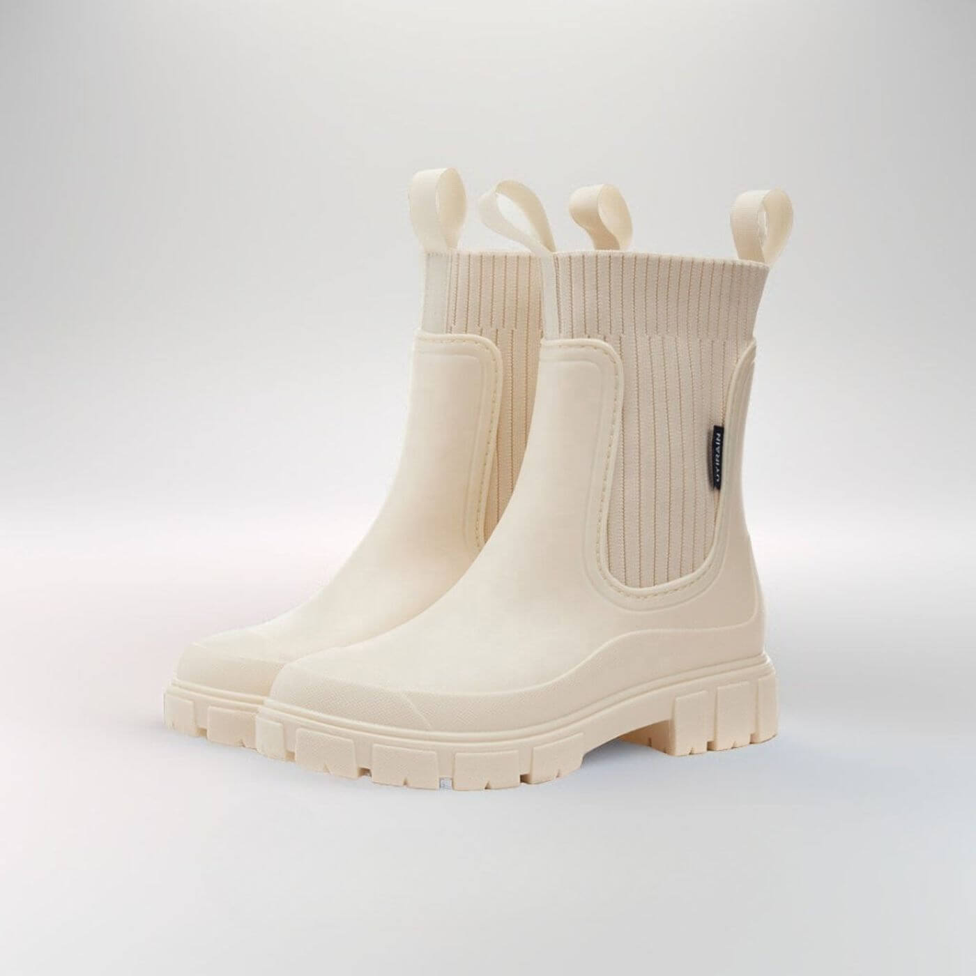 Beige Gummistiefel mit dicker Sohle und seitlichen Zuglaschen, modisch und wetterfest, ideal für Regenwetter und Outdoor-Aktivitäten.