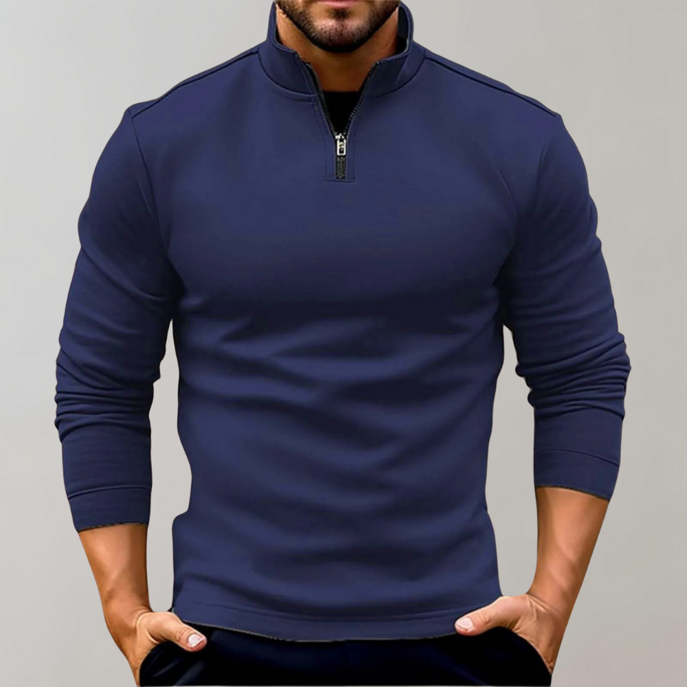 Mann in dunkelblauem Langarm-Pullover mit Reißverschluss, modisches Herrenoberteil, Freizeitkleidung, stilvolles Design, neutraler Hintergrund.