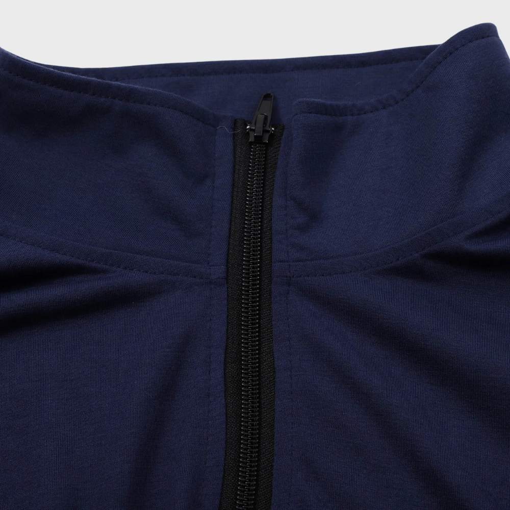 Dunkelblauer Stehkragen mit Reißverschluss, Detailansicht. Hochwertiger Stoff, ideal für Sportbekleidung. Modernes Design, funktional und stilvoll.