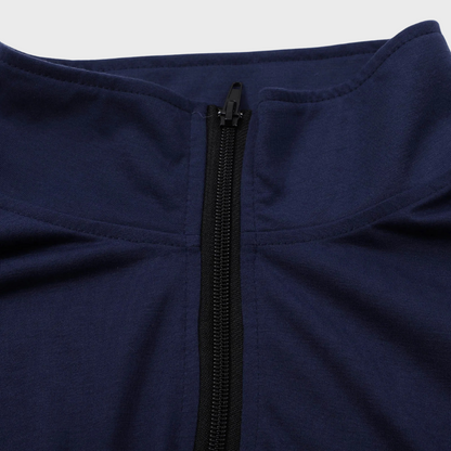 Dunkelblauer Stehkragen mit Reißverschluss, Detailansicht. Hochwertiger Stoff, ideal für Sportbekleidung. Modernes Design, funktional und stilvoll.