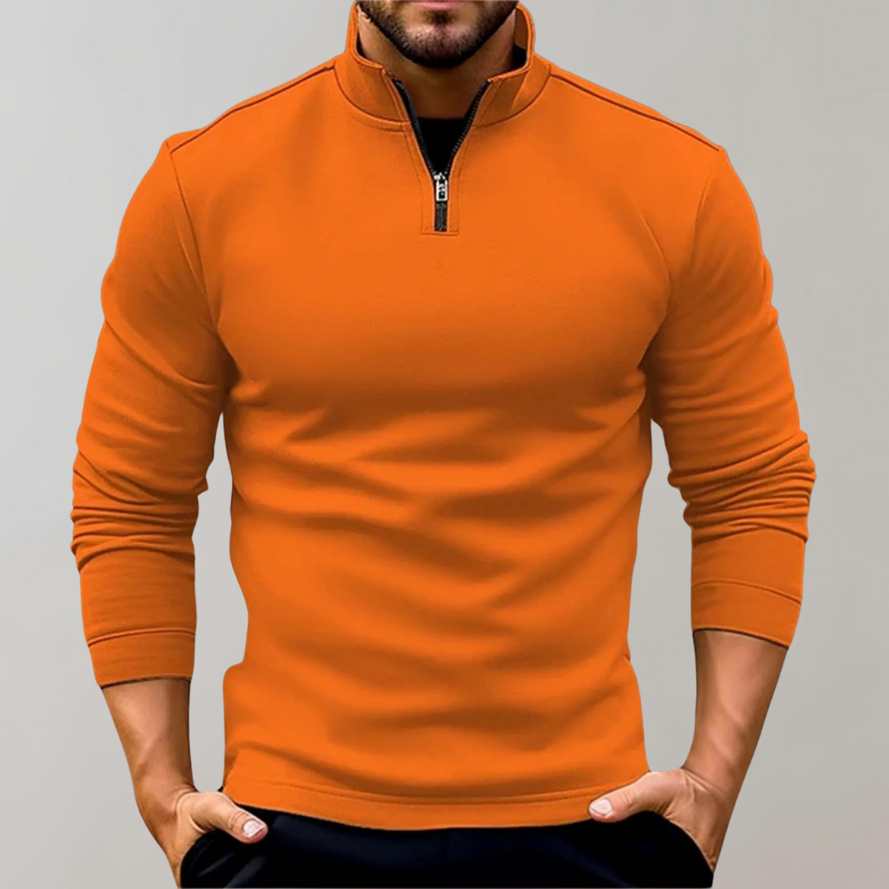 Mann in orangefarbenem Langarmshirt mit Reißverschluss, modisches Freizeitoutfit, Herbstmode für Herren, stilvoll und bequem.