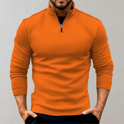 Mann in orangefarbenem Langarmshirt mit Reißverschluss, modisches Freizeitoutfit, Herbstmode für Herren, stilvoll und bequem.