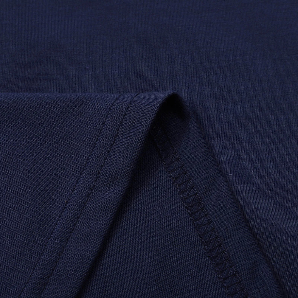 Dunkelblaues Baumwoll-T-Shirt, Nahaufnahme der Naht. Hochwertiger Stoff, weiche Textur, ideal für bequeme Freizeitkleidung.