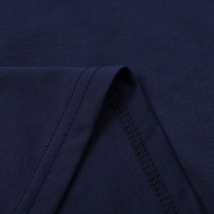 Dunkelblaues Baumwoll-T-Shirt, Nahaufnahme der Naht. Hochwertiger Stoff, weiche Textur, ideal für bequeme Freizeitkleidung.