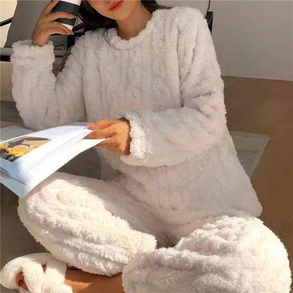 Weiches Fleece-Pyjama-Set für Damen beim gemütlichen Entspannen