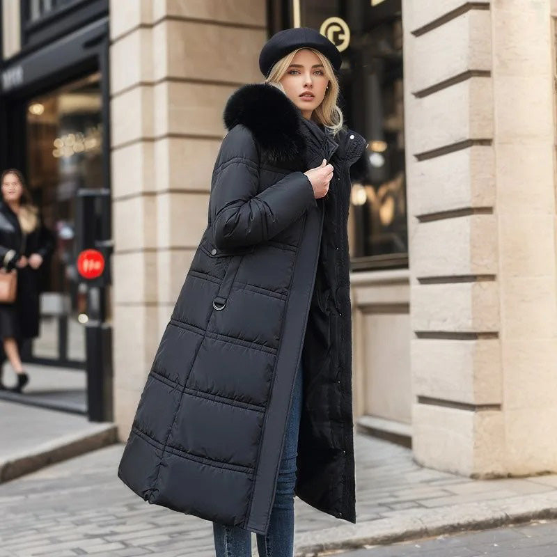 Frau in schwarzem Daunenmantel mit Pelzkragen und Baskenmütze, steht auf städtischer Straße. Wintermode, stilvoll, elegant, urbane Kleidung.