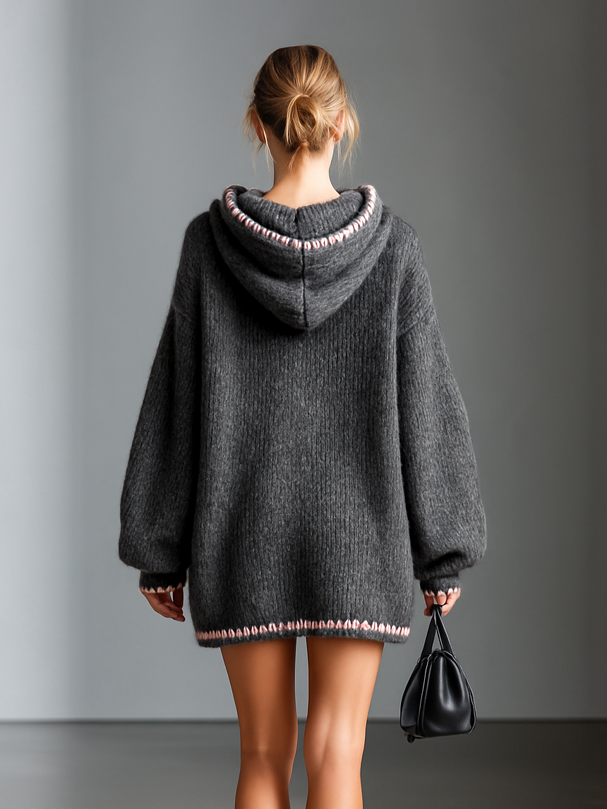 Damen-Strickkleid mit Kapuze und pinkem Besatz in der Seitenansicht