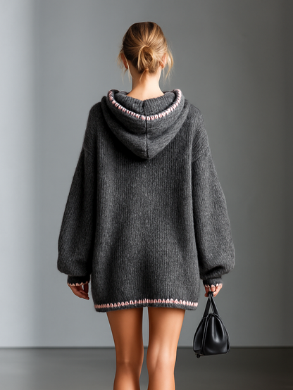 Damen-Strickkleid mit Kapuze und pinkem Besatz in der Seitenansicht
