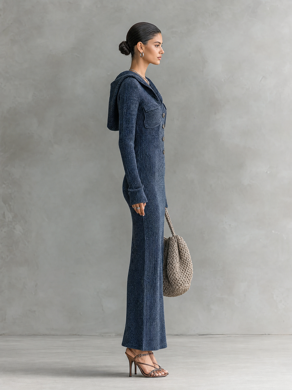 Detailansicht der Kapuze am Damen-Strickkleid