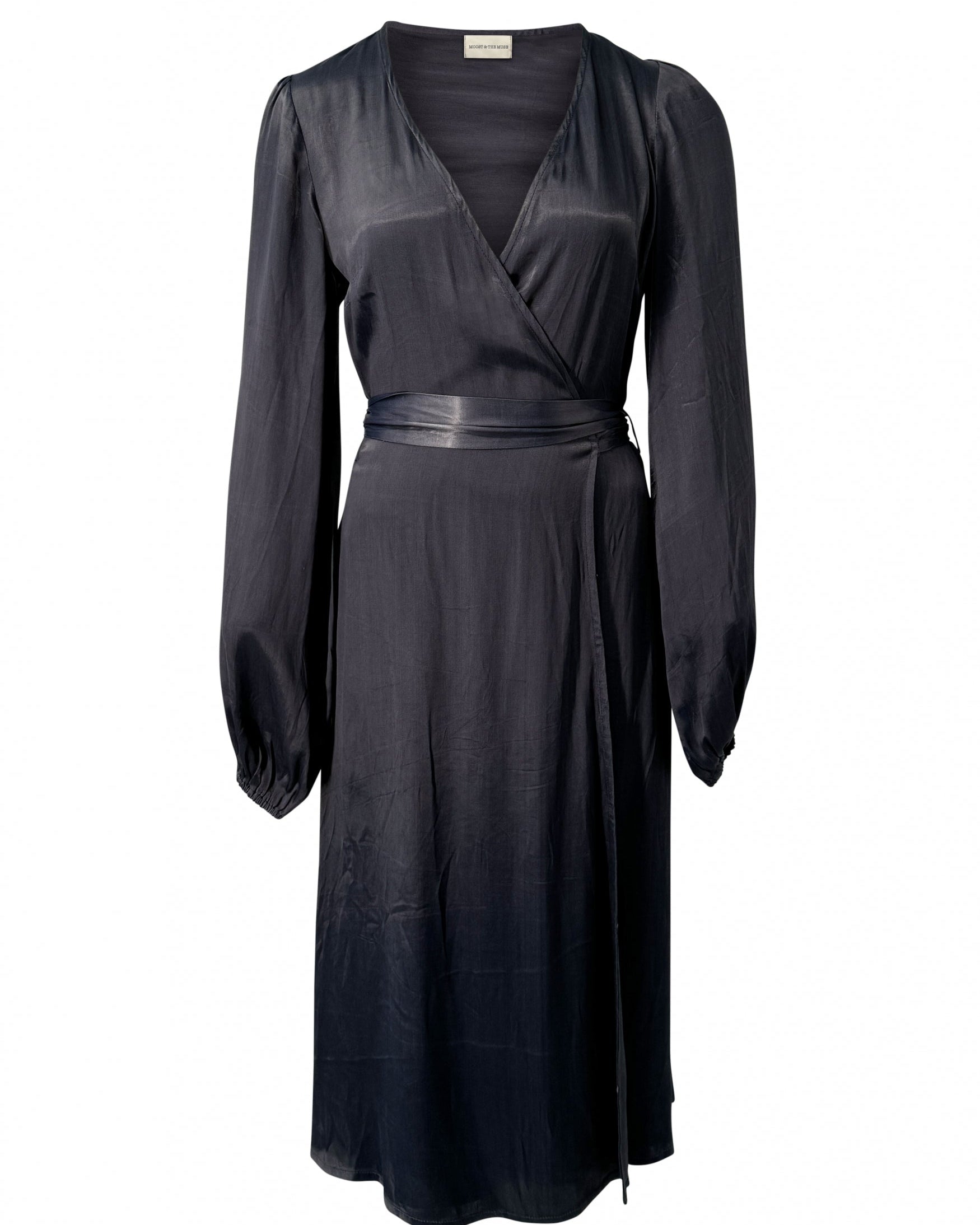 Schwarzes Wickelkleid mit langen Ärmeln, V-Ausschnitt und Taillengürtel. Elegantes Design, ideal für Abendveranstaltungen und formelle Anlässe.