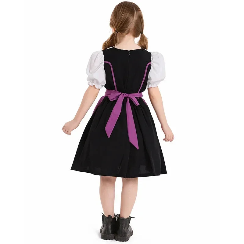 Mädchen im schwarzen Dirndl mit lila Schleife und weißen Puffärmeln, Rückansicht. Traditionelle Tracht, Kinderkleidung, Oktoberfest.
