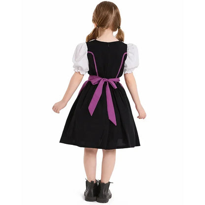 Mädchen im schwarzen Dirndl mit lila Schleife und weißen Puffärmeln, Rückansicht. Traditionelle Tracht, Kinderkleidung, Oktoberfest.