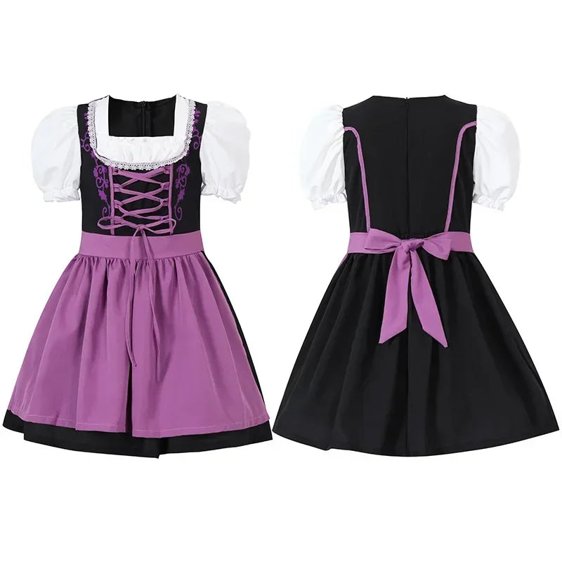 Lila-schwarzes Dirndlkleid mit weißer Bluse, Schnürung vorne und Schleife hinten. Traditionelle Tracht, ideal für Oktoberfest und Volksfeste.