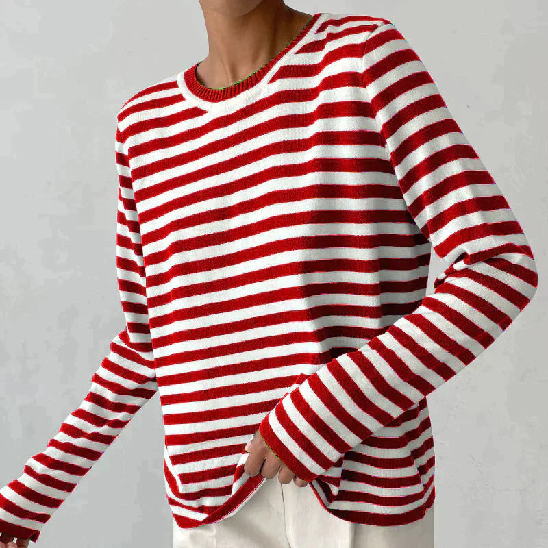 Person trägt rot-weiß gestreiftes Langarmshirt, modisch, lässig, Streifenmuster, ideal für Freizeitkleidung, trendiges Design, bequem.