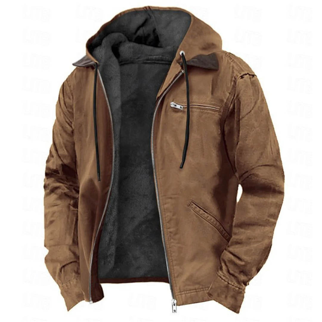 Braune Herrenjacke mit Kapuze, Reißverschluss und zwei Taschen, gefüttert mit schwarzem Fleece. Perfekt für Herbst und Winter.