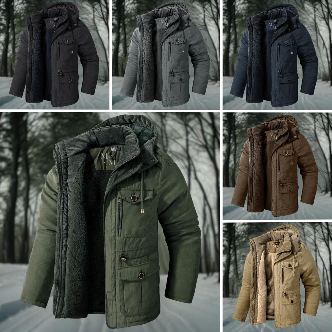 Verschiedene Herren-Winterjacken mit Kapuze in Schwarz, Grau, Blau, Grün, Braun und Beige vor schneebedecktem Waldhintergrund.