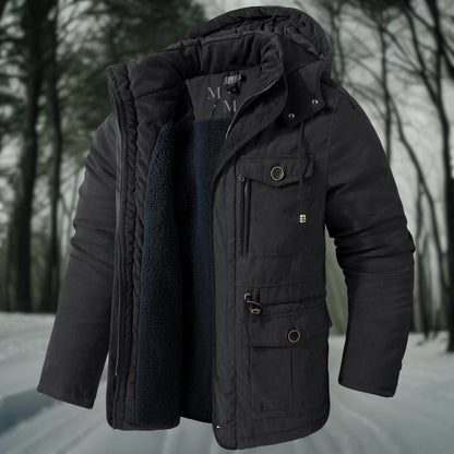 Schwarze Winterjacke mit Kapuze und Fleece-Innenfutter, ideal für kaltes Wetter. Perfekt für Outdoor-Aktivitäten im Winter.