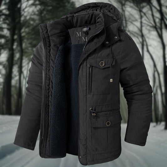 Schwarze Winterjacke mit Kapuze und Fleece-Innenfutter, ideal für kalte Temperaturen. Outdoor-Mode, warme Herrenjacke, stilvoll und funktional.