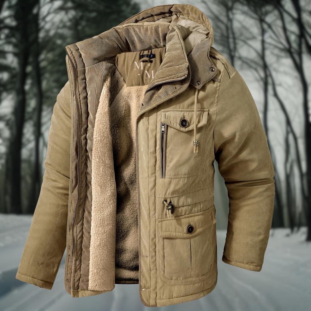 Beige Winterjacke mit Kapuze und Fleece-Innenfutter, ideal für kalte Temperaturen. Perfekt für Outdoor-Aktivitäten im Winterwald.