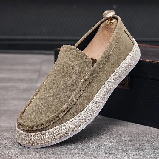 Beiger Herren-Loafer aus Wildleder mit weißer Sohle, elegant und modern, auf grauem Boden präsentiert. Ideal für stilvolle Freizeitmode.