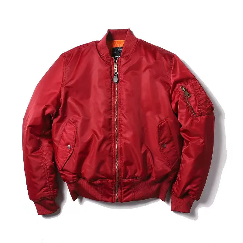 Rote Bomberjacke aus Nylon mit Reißverschluss, gerippten Bündchen und Taschen. Modische Herrenjacke, ideal für Herbst und Winter.