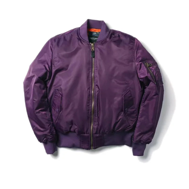 Lila Bomberjacke aus Nylon mit Reißverschluss, gerippten Bündchen und Ärmeltasche. Modische Herrenjacke, ideal für Herbst und Winter.