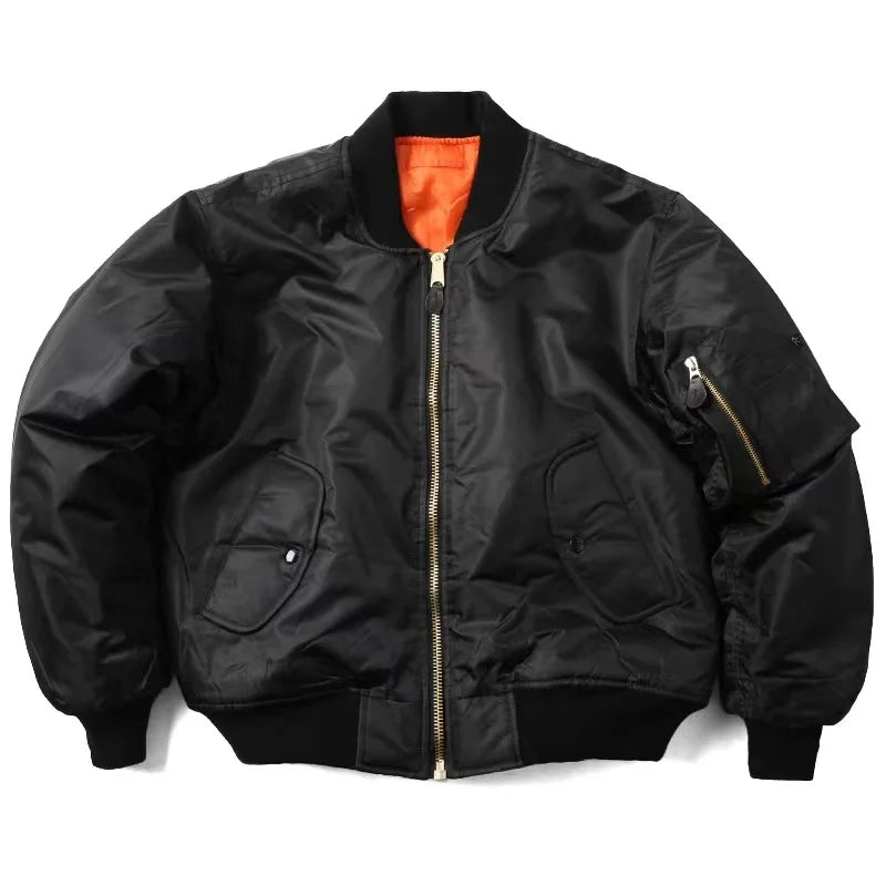Schwarze Bomberjacke mit Reißverschluss, orangefarbenem Innenfutter und Armtasche. Modische Herrenjacke, ideal für Herbst und Winter.