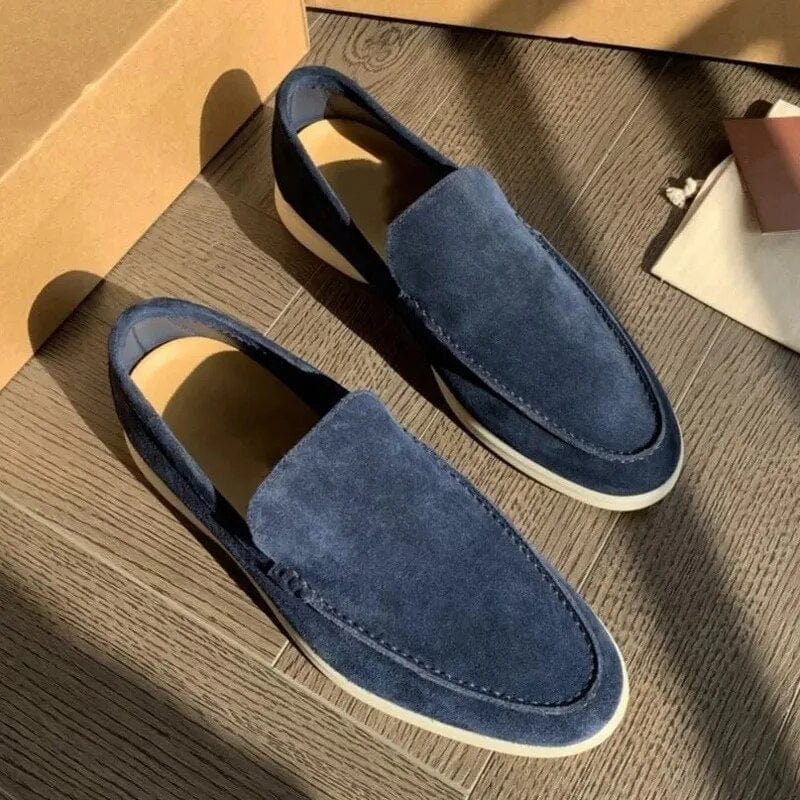 Blaue Wildleder-Loafer auf Holzboden, elegantes Design, bequeme Herrenschuhe, ideal für Freizeit und Büro, stilvolle Modeaccessoires.