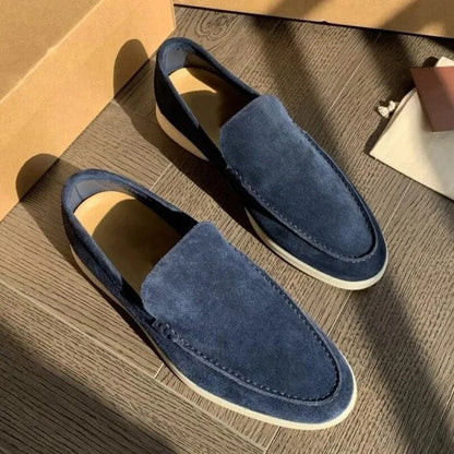 Blaue Wildleder-Loafer auf Holzboden, elegantes Design, bequeme Herrenschuhe, ideal für Freizeit und Büro, stilvolle Modeaccessoires.