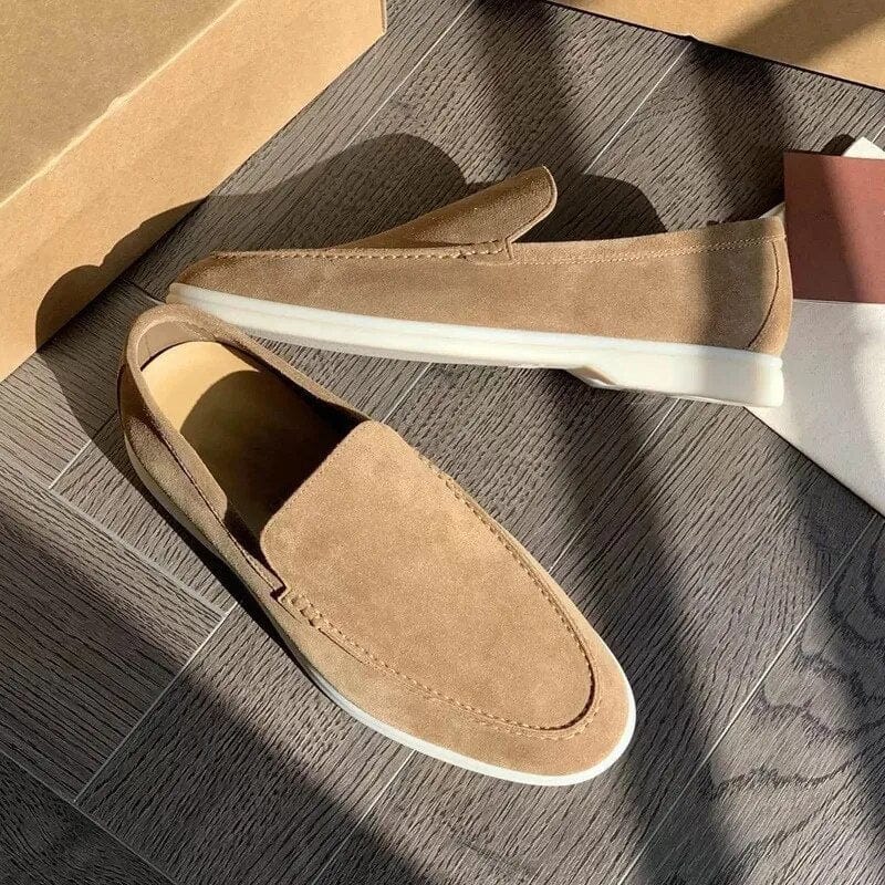 Beige Wildleder-Slipper auf Holzboden, elegantes Design, Herrenschuhe, modisch, bequem, ideal für Freizeit und Büro, stilvolle Schuhmode.