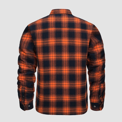 Orange-schwarzes kariertes Flanellhemd, Rückansicht. Langarm, klassisches Design, ideal für Herbstmode. Herrenbekleidung, lässiger Stil.