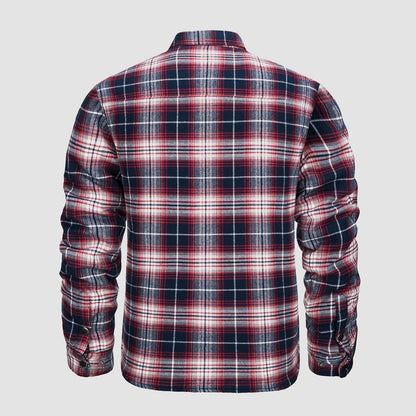 Rückansicht eines karierten Flanellhemds in Rot, Blau und Weiß auf grauem Hintergrund. Herrenmode, lässiger Stil, Langarmhemd.