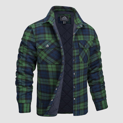 Grün-blau karierte Herrenjacke mit gestepptem Innenfutter, zwei Brusttaschen und Druckknöpfen. Ideal für Outdoor-Aktivitäten und Herbstmode.