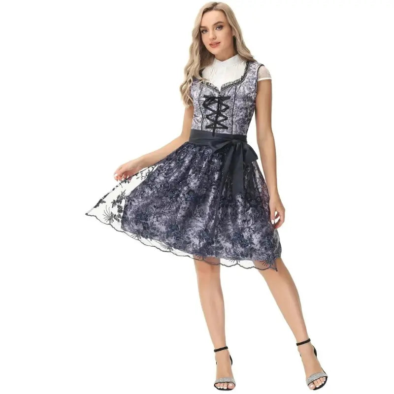 Frau in elegantem, blau-weißem Spitzenkleid mit Schnürung und Schleife, stehend in schwarzen High Heels. Perfekt für festliche Anlässe.