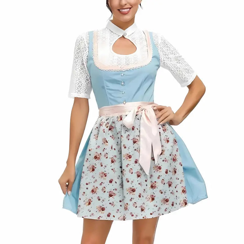 Frau in traditionellem bayerischen Dirndl mit blauer Schürze und Blumenmuster, ideal für Oktoberfest, Trachtenmode, festliche Anlässe.