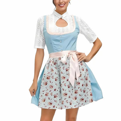 Frau in traditionellem bayerischen Dirndl mit blauer Schürze und Blumenmuster, ideal für Oktoberfest, Trachtenmode, festliche Anlässe.